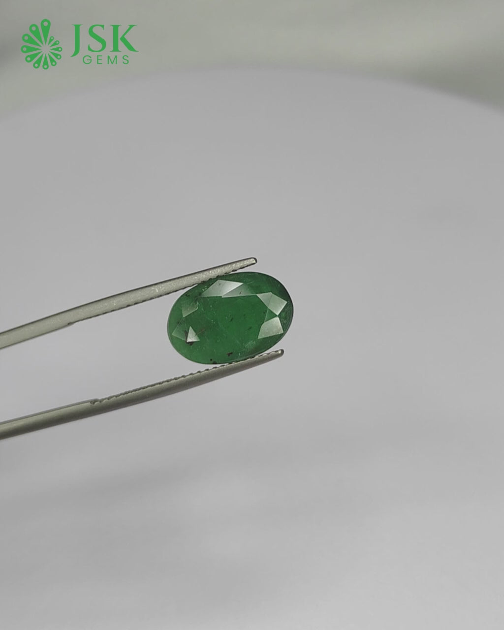 Load video: Premium Grade 3.96 Ct - 4.40 Ratti Natural Emerald - Panna