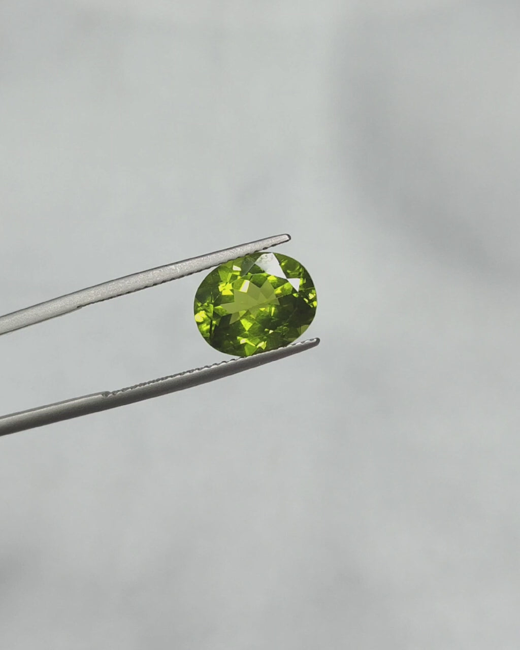 Load video: Top Grade 4.29 Ct - 4.76 Ratti Natural Peridot