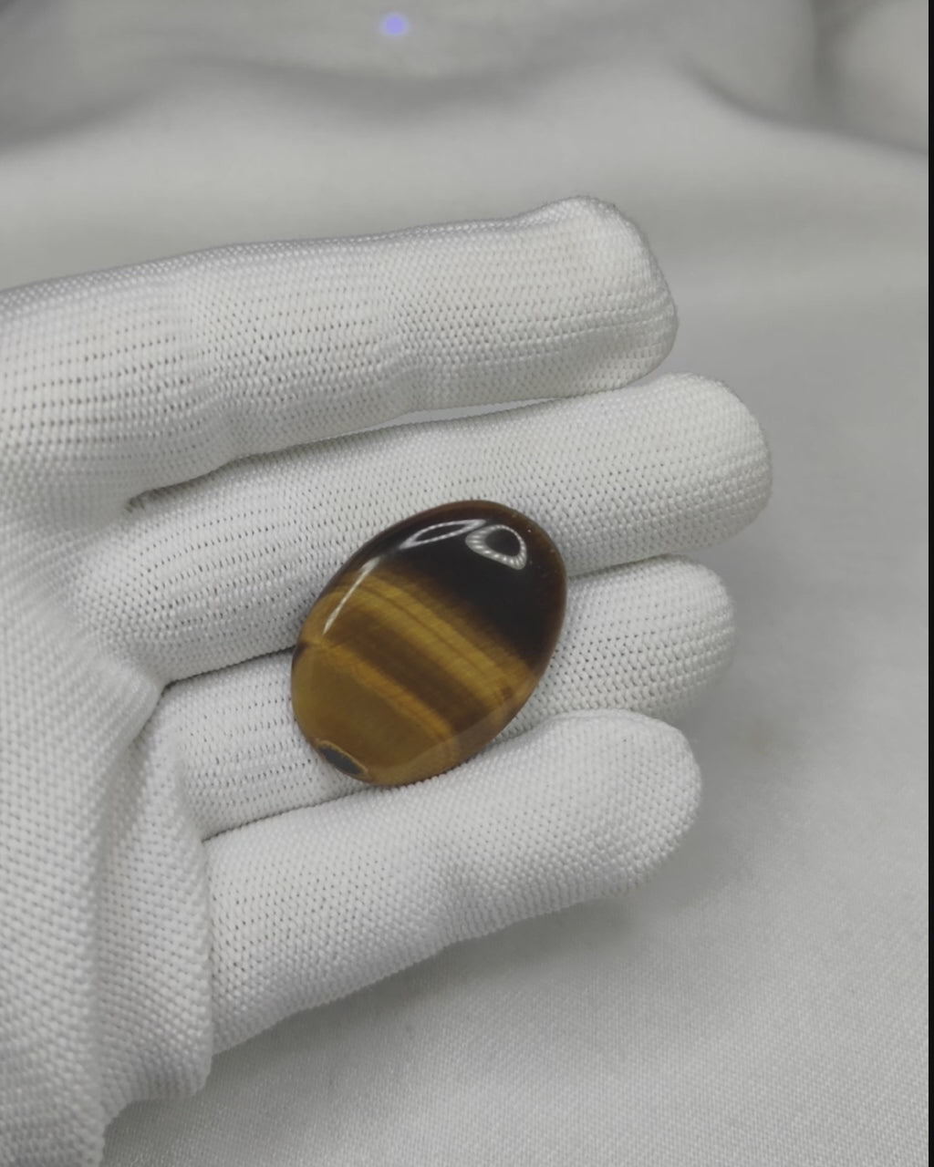 Load video: 37.08 Ct - 41.20 Ratti Natural Tiger Eye Gemstone