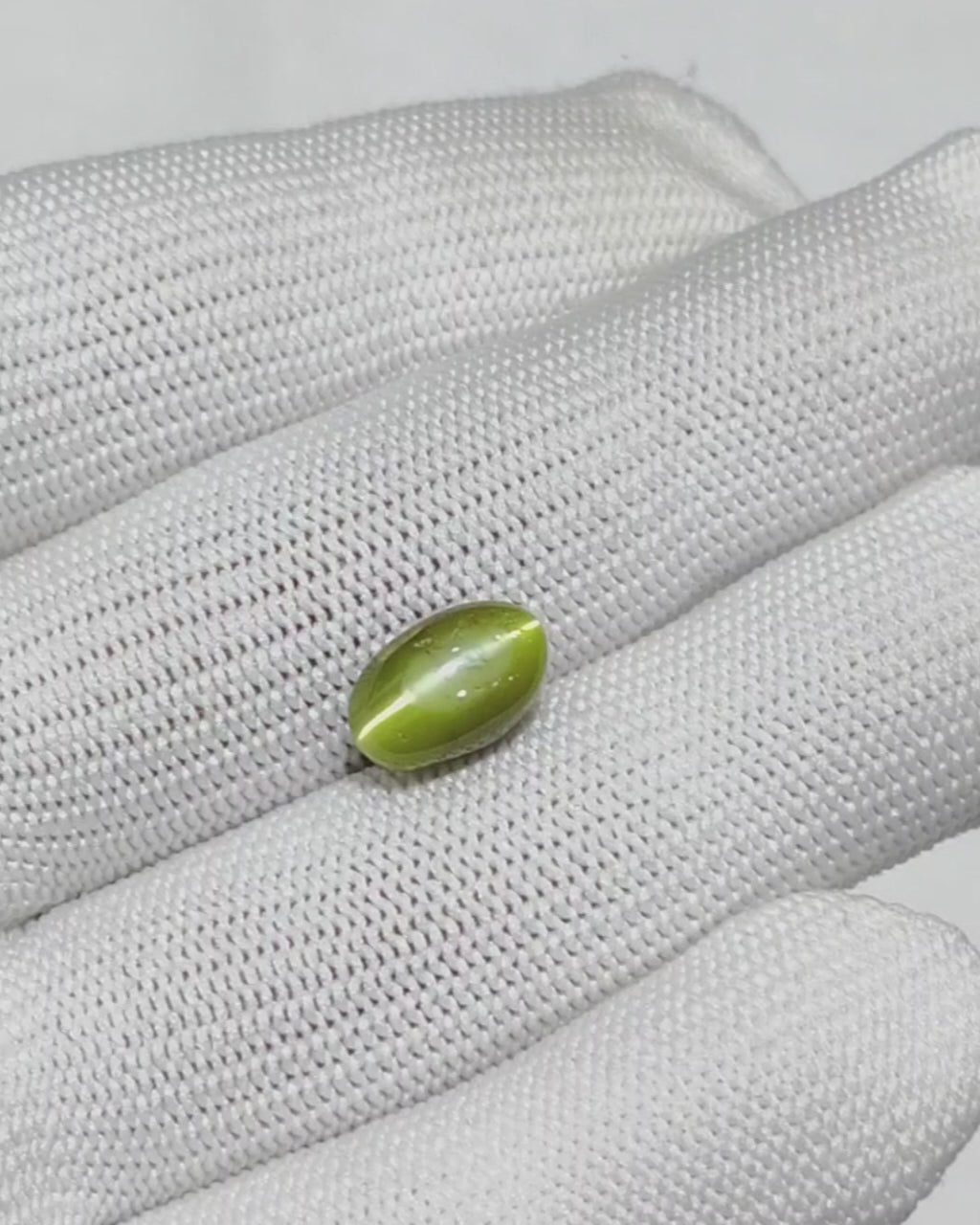 Load video: Premium Grade 7.59 Cts - 8.43 Ratti Natural Ceylon Chrysoberyl Cats eye/Lehsuniya