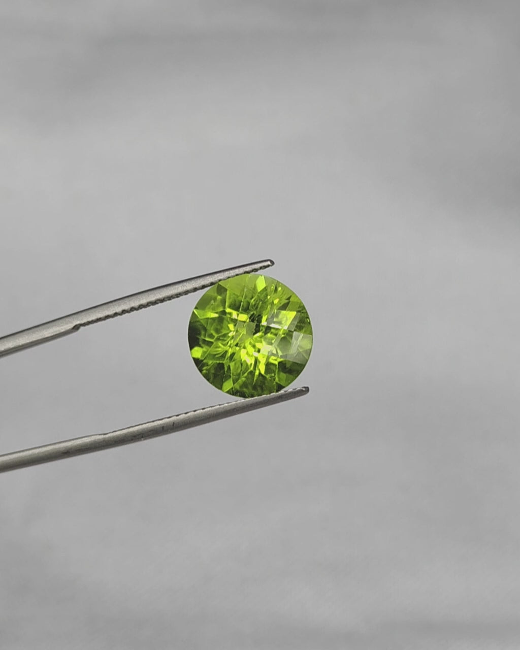 Load video: Top Grade 6.49 Ct - 7.21 Ratti Natural Peridot