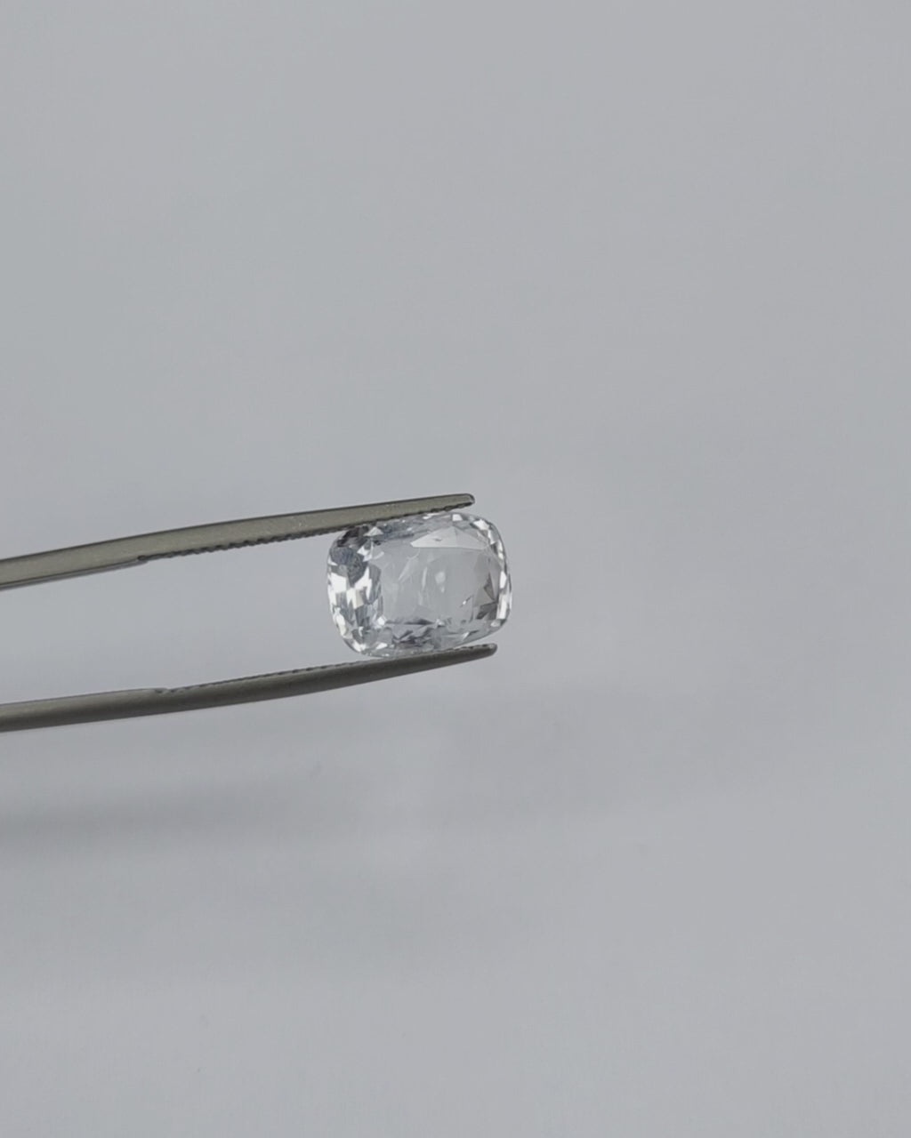 Load video: Premium 4.66 Ct - 5.17 Ratti Natural Unheated Ceylon White Sapphire