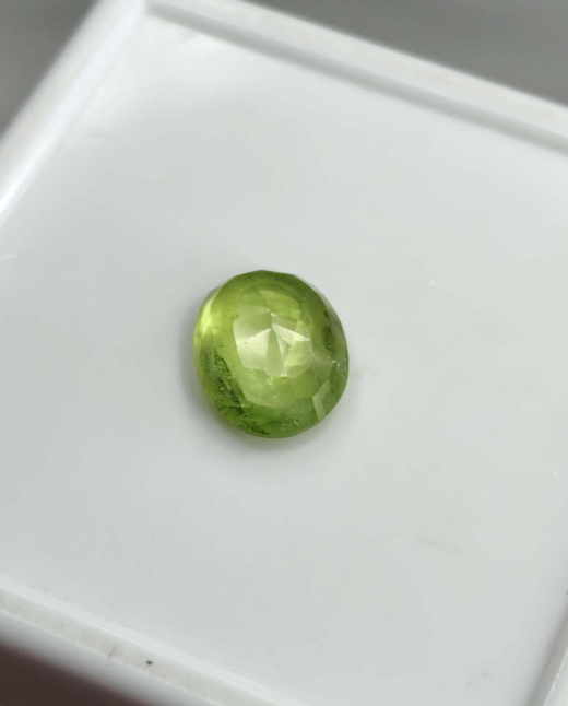 JTL CERTIFIED 3.70 CT{4.11 Ratti} NATURAL PERIDOT